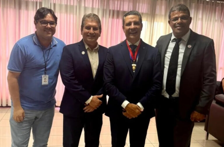 Diretoria do Sindsalba prestigia entrega da Comenda 2 de Julho ao presidente do TCE-BA