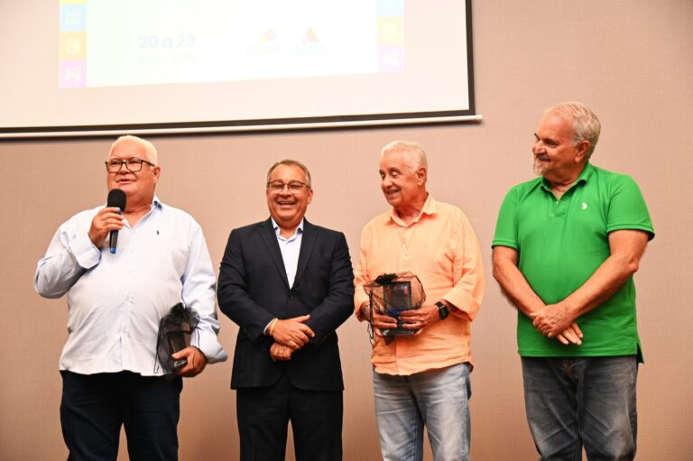 Diretor do Sindsalba recebe homenagem durante Semana do Servidor